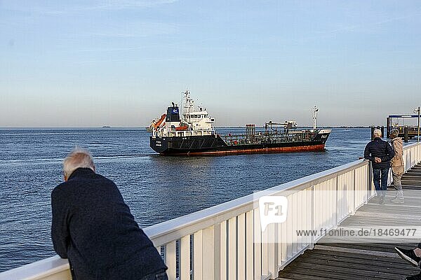Aussichtsplattform Alte Liebe? am Hafenkopf in Cuxhaven  der Elbmündung in die Nordsee  Tanker Fina? läuft in den Hafen ein  Cuxhaven  Bremen  Deutschland  Europa