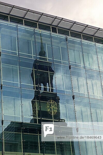 Turm der Sankt Michaelis Kirche spiegelt sich in der Fassade eines Bürohochhauses  Hamburg  Deutschland  Europa