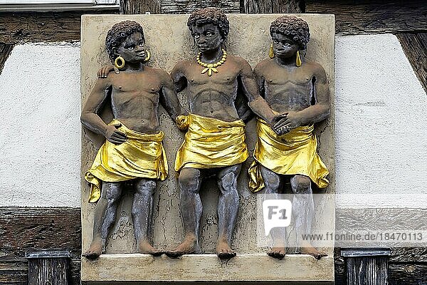Drei dunkelhäutige Personen  Relief an der Fassade des unter Denkmalschutz stehenden Gasthauses Drei Mohren  Stuttgart  Baden-Württemberg  Deutschland  Europa
