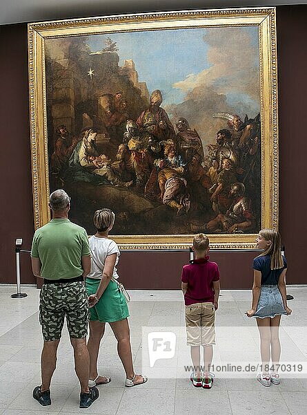 Ein Mann  eine Frau und zwei Kinder  mit dem Rücken zum Fotografen  betrachten ein Gemälde an einer Wand im Louvre  Paris  Frankreich  Europa