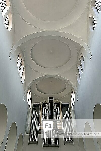 Orgelempore  Orgel von 1973  in der St. Moritz Kirche  ehemals Kirche der Fugger  Wiederaufbau 1950er Jahre  Augsburg  Bayern  Deutschland  Europa