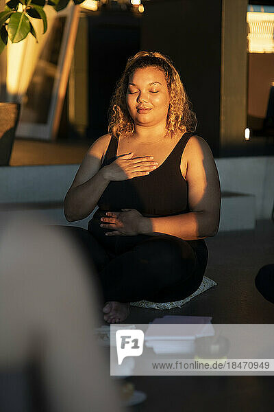Frau mit Hand auf der Brust beim Meditieren im Rückzugszentrum