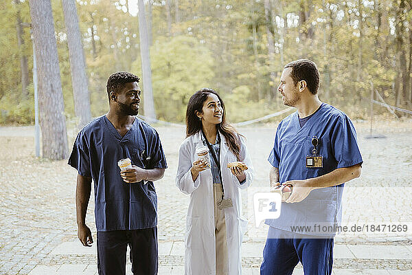 Lächelndes multirassisches Gesundheitspersonal im Gespräch während der Pause