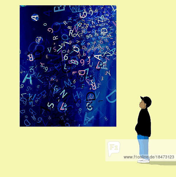 Junge schaut auf eine Tafel mit durcheinandergebrachten Zahlen und Buchstaben