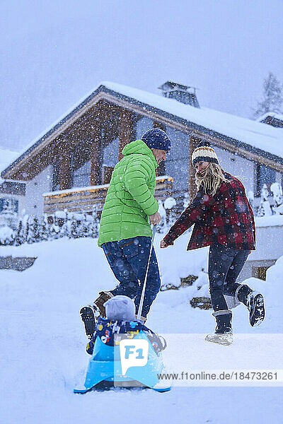 Glückliche Mutter und Vater mit Sohn genießen den Schnee
