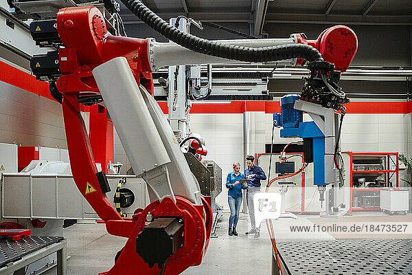 Kollegen arbeiten in der Roboterfabrik zusammen