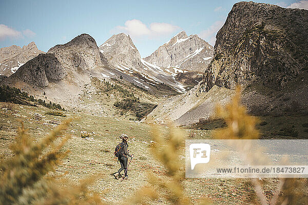 Frau beim Wandern in den Pyrenäen im Urlaub  Selva de Oza  Huesca  Spanien.