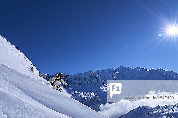 Frau fährt an einem sonnigen Tag im Schnee Ski