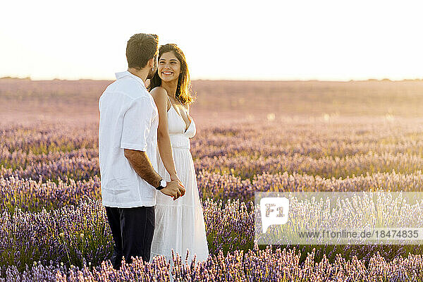 Glückliches Paar steht im Lavendelfeld