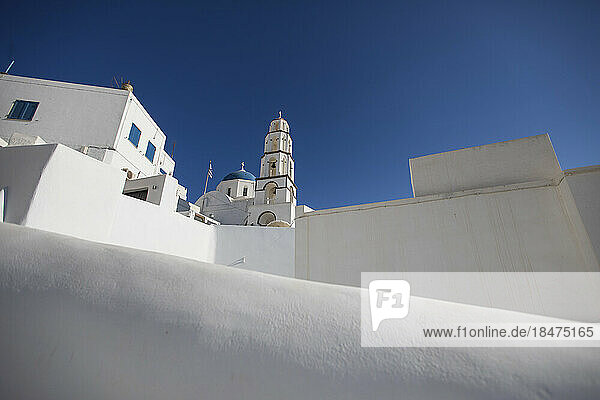 Kirche mit weißen Wänden unter blauem Himmel