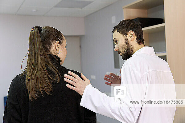 Arzt tröstet Patienten in der Klinik