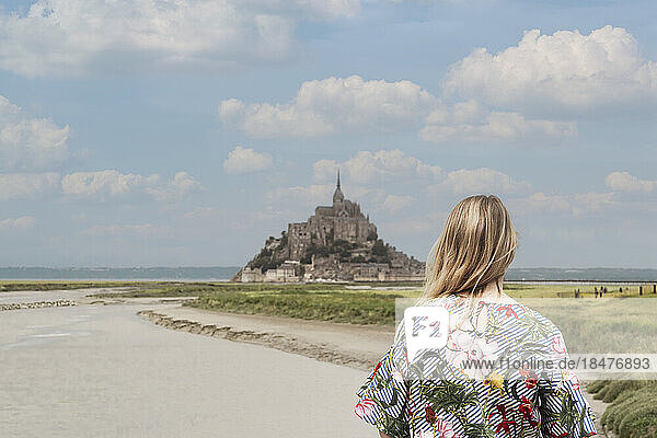 Frau blickt auf den Mont Saint-Michel  Normandie  Frankreich
