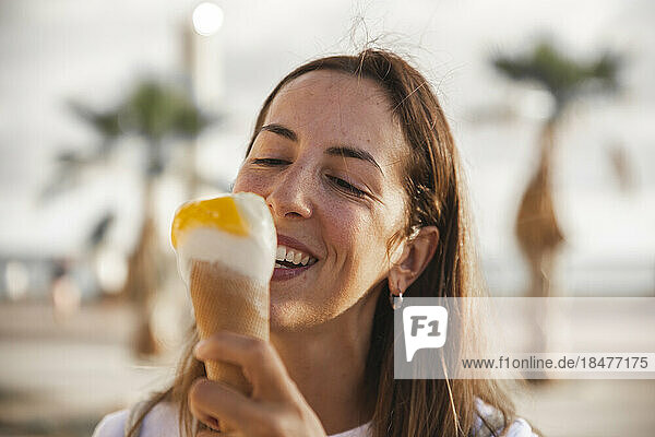 Glückliche Frau  die gerne Eis isst