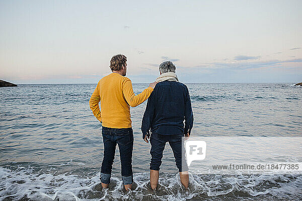 Reifer Mann genießt und verbringt Zeit mit seinem Vater am Strand