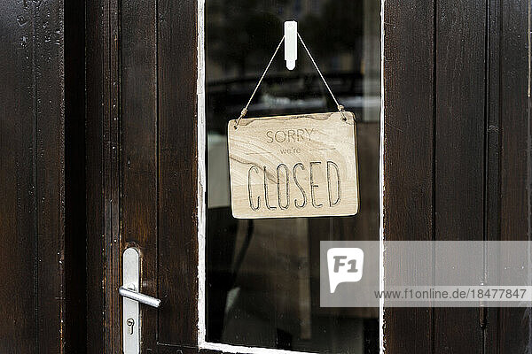 Holztür mit Close-Schild
