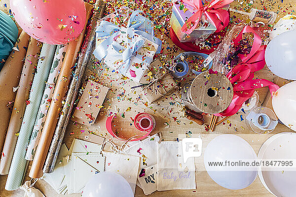 Verschiedenes Geschenkverpackungsmaterial und Partydekoration auf dem Schreibtisch