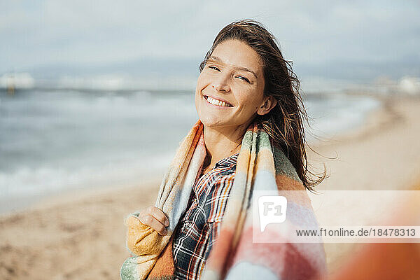 Fröhliche Frau verbringt Urlaub am Strand