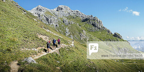 Freunde wandern gemeinsam in der Forcella di Putia  Dolomiten  Italien