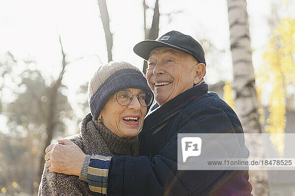 Glücklicher älterer Mann umarmt Frau im Park