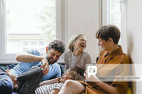 Glückliche Familie genießt es  zusammen zu Hause zu sitzen