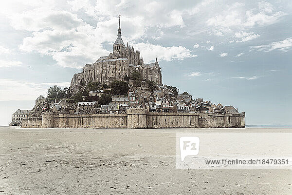 Mont Saint-Michel unter Himmel in der Normandie  Frankreich