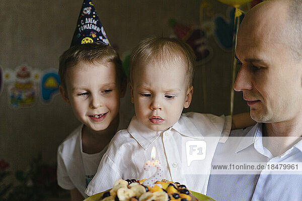 Vater und Sohn feiern zu Hause Geburtstag