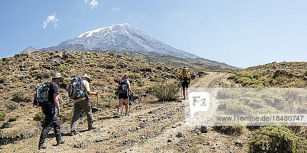 Freunde wandern an einem sonnigen Tag in Richtung Berg Ararat