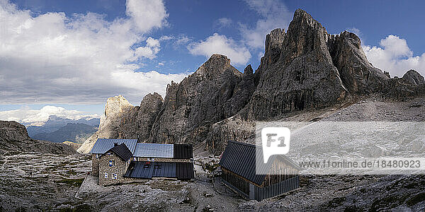 Häuser vor dem Berg Cima del Focobon im Rifugio Mulaz  Dolomiten  Italien