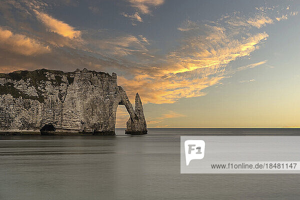 Porte d Aval Felsen und Strand unter Himmel bei Sonnenuntergang