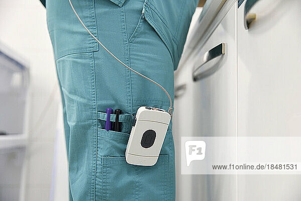 Elektronische Geräte auf der Arztuniform