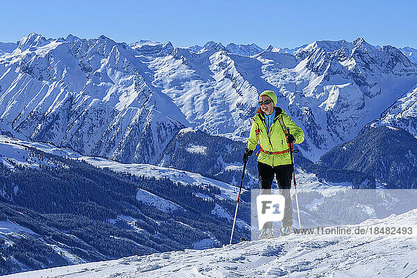 Österreich  Tirol  Skifahrerin in den Kitzbüheler Alpen