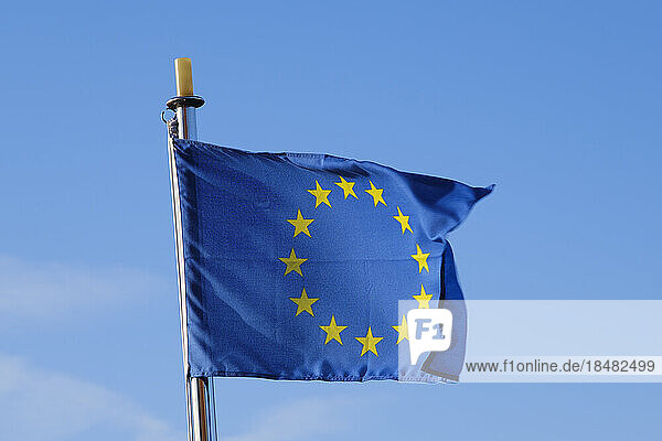 Die Flagge der Europäischen Union flattert gegen den Himmel