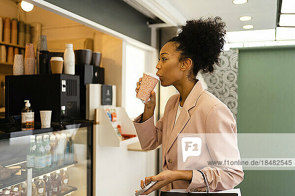 Young businesswoman drinking coffee in cafe