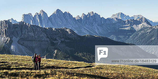 Mann und Frau stehen zusammen im Parco Naturale Puez-Geisler  Dolomiten  Italien