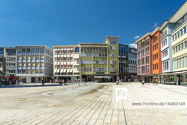 Rathaus und moderne Gebäude am Stadtplatz an einem sonnigen Tag  Stuttgart  Deutschland