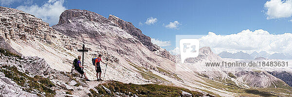 Ältere Frau mit Mann im Rifugio Puez  Dolomiten  Italien