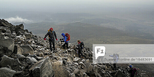 Wanderfreunde ziehen am Wochenende auf einen felsigen Berg