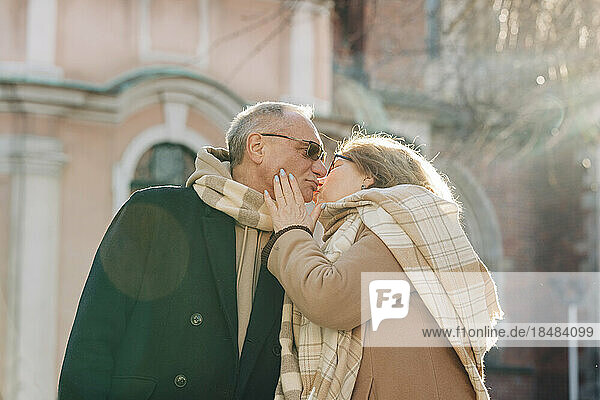 Liebevolles älteres Paar  das sich küsst
