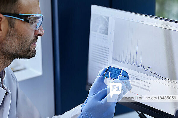 Wissenschaftler analysieren Probe in einem mikrobiologischen Labor