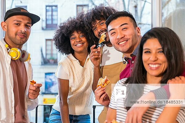 Porträt einer Gruppe von Freunden beim Pizzaessen auf der Terrasse zu Hause  Mittag oder Abendessen  Lifestyle