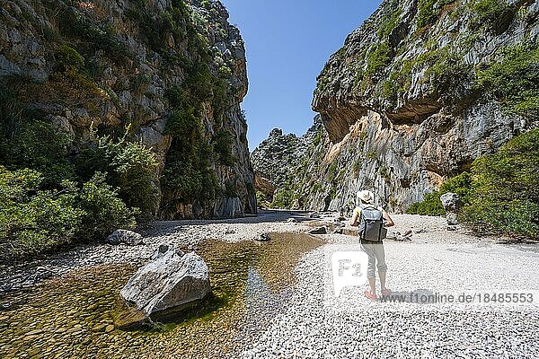 Wanderer in einer Schlucht mit Fluss Torrent de Pareis  Sa Calobra  Mallorca  Balearen  Spanien  Europa