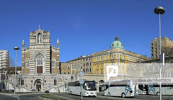 Gebäude der Kapuzinerkirche Unserer Lieben Frau von Lourdes  Palast Ploech und Busse am Busbahnhof  Rijeka  Kroatien  Europa