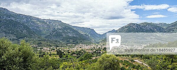 Panorama  Berglandschaft mit Ort Soller  Wanderweg von Soller nach Fornalutx  Serra de Tramuntana  Mallorca  Balearen  Spanien  Europa