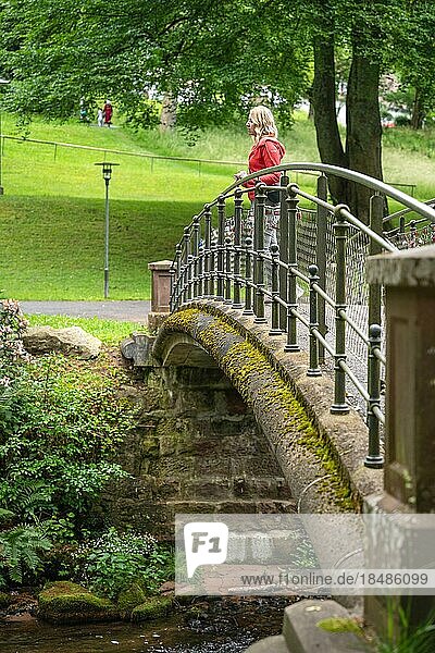 Frau steht auf historischer Brücke  Bad Wildbad  Kurpark  Schwarzwald  Deutschland  Europa