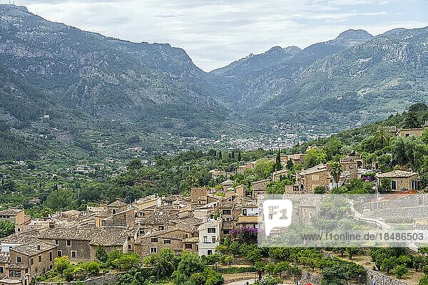 Ausblick über typische Häuser des Bergdorf Fornalutx mit Berglandschaft  Serra de Tramuntana  Mallorca  Balearen  Spanien  Europa
