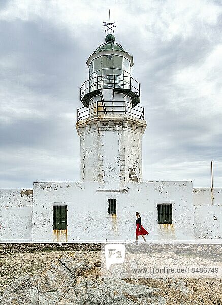Touristin mit rotem Rock  Alter Leuchtturm  Faro De Armenistis  Mykonos  Kykladen  Ägäis  Griechenland  Europa