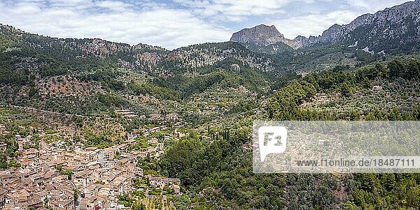 Mediterrane Berglandschaft mit Bergdorf Fornalutx  Luftaufnahme  Fornalutx  Serra de Tramuntana  Mallorca  Balearen  Spanien  Europa