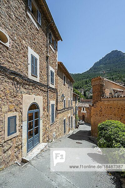 Gasse mit typischen Steinhäusern  Deià  Serra de Tramuntana  Mallorca  Balearen  Spanien  Europa