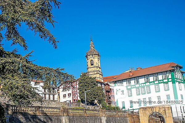 Fuenterrabia oder Hondarribia Gemeinde von Gipuzkoa. Baskenland. Blick auf die Kirche Unserer Lieben Frau von Mariä Himmelfahrt
