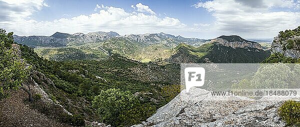Blick über die Berge der Serra de Tramuntana  Tal von Orient  Castell Alaró  Puig dAlaró  Mallorca  Spanien  Europa